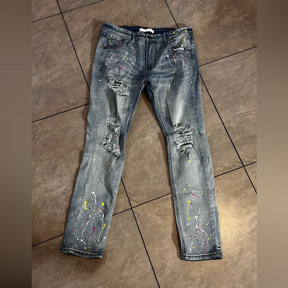 Stylish Distressed Gray Jeans with Paint Splatter